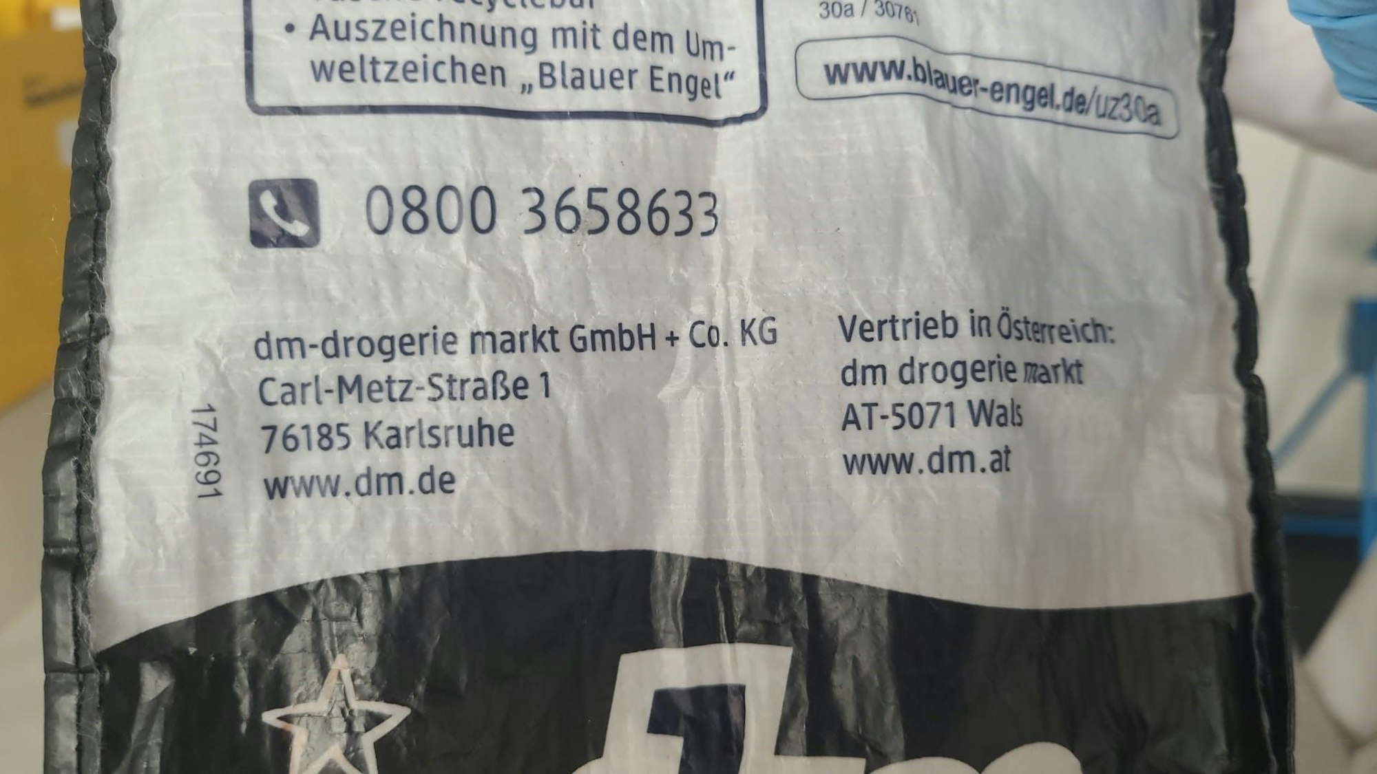 Auf einer Platztasche ist zu lesen, dass sie vom Drogeriemarkt „dm“ ist.