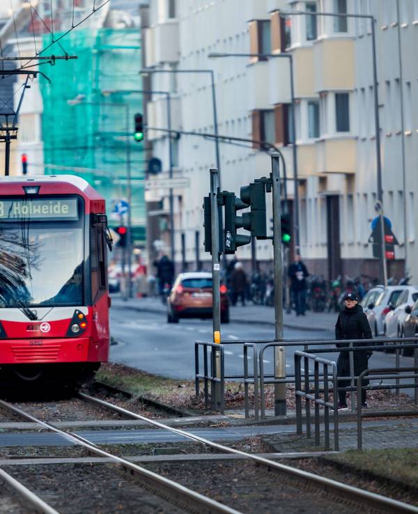 Bahn der Linie 13 fährt durch Köln.