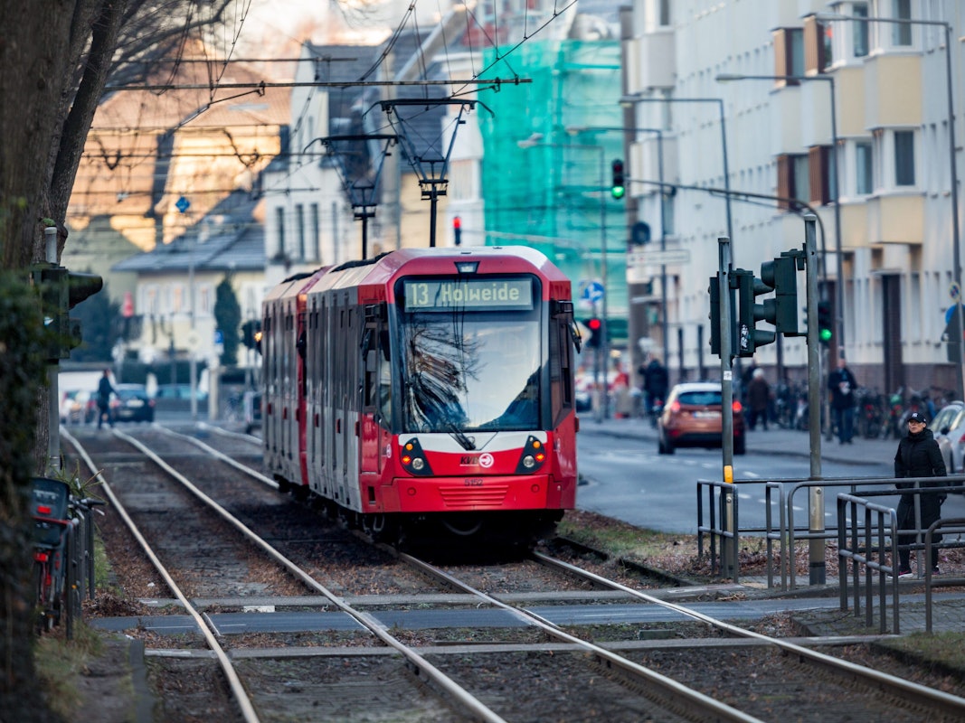 Bahn der Linie 13 fährt durch Köln.