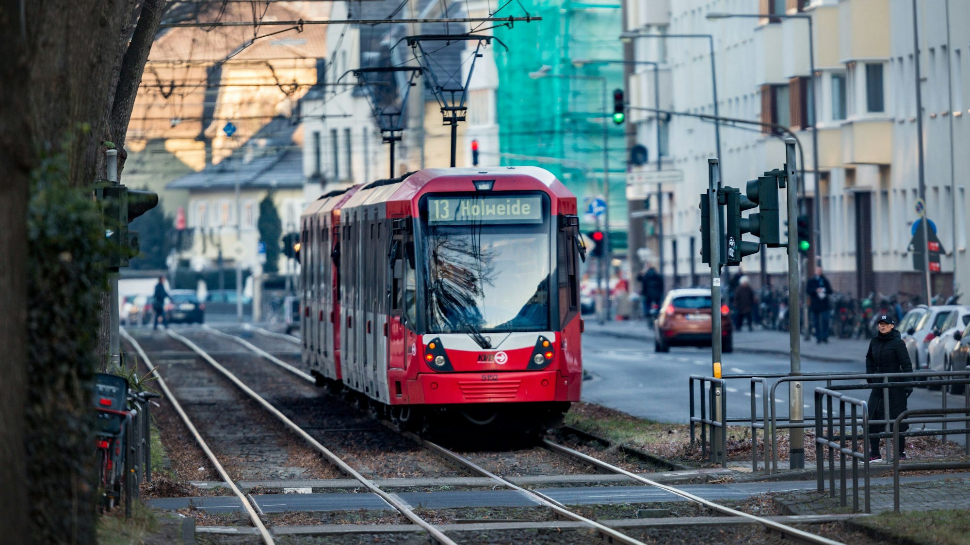 Bahn der Linie 13 fährt durch Köln.