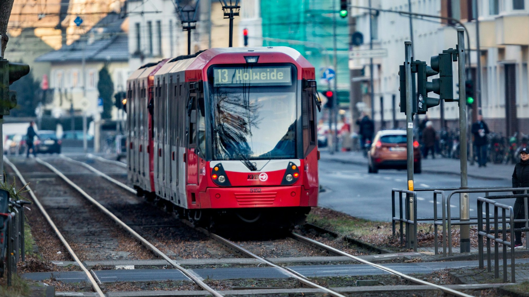 Bahn der Linie 13 fährt durch Köln.