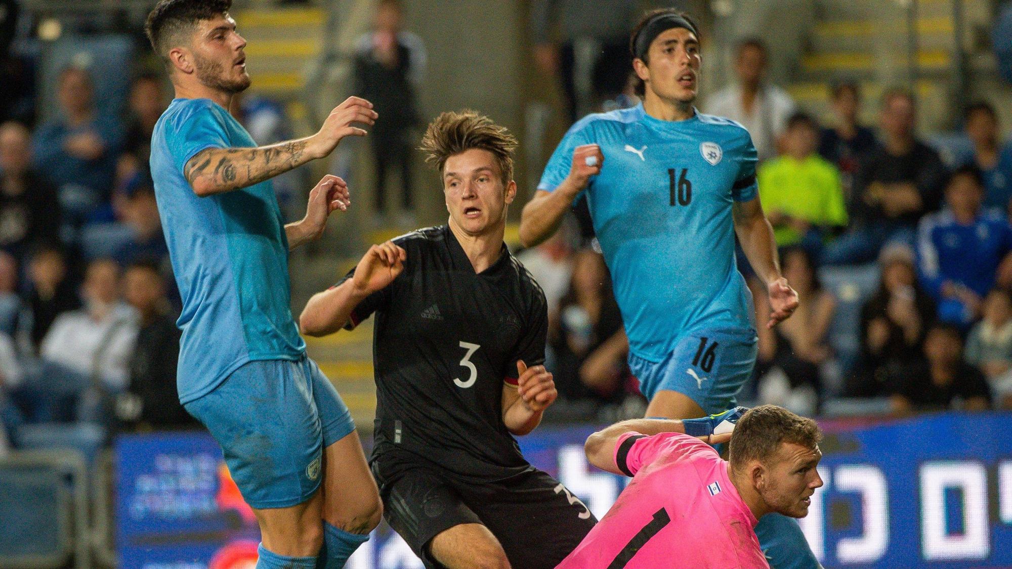 Noah Katterbach (M.) erzielt aus kurzer Distanz den deutschen Siegtreffer im EM-Qualifikationsspiel der U21 in Israel