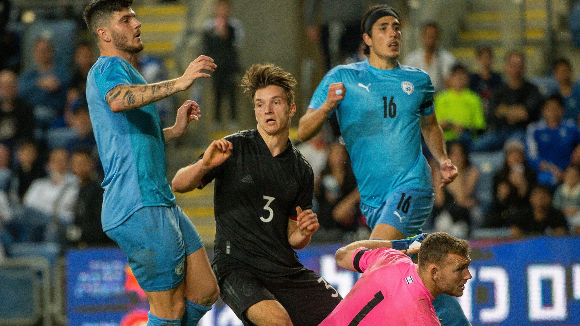 Noah Katterbach (M.) erzielt aus kurzer Distanz den deutschen Siegtreffer im EM-Qualifikationsspiel der U21 in Israel