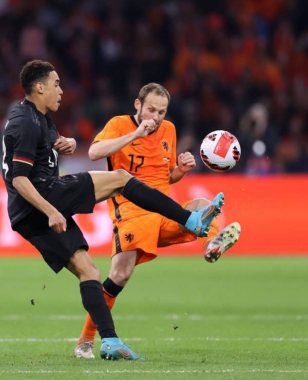 Jamal Musiala hebt den Ball über Daley Blind.