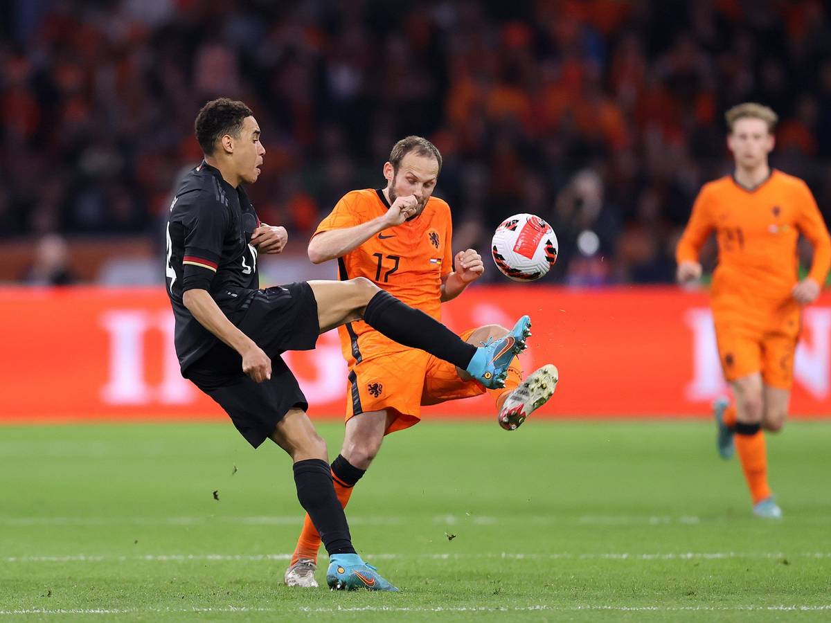 Jamal Musiala hebt den Ball über Daley Blind.