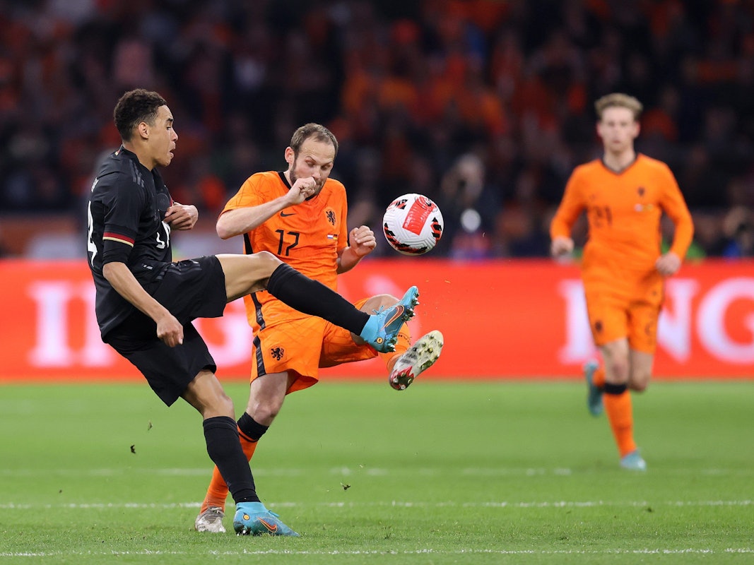 Jamal Musiala hebt den Ball über Daley Blind.