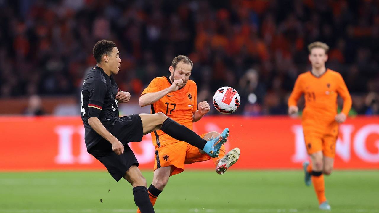 Jamal Musiala hebt den Ball über Daley Blind.