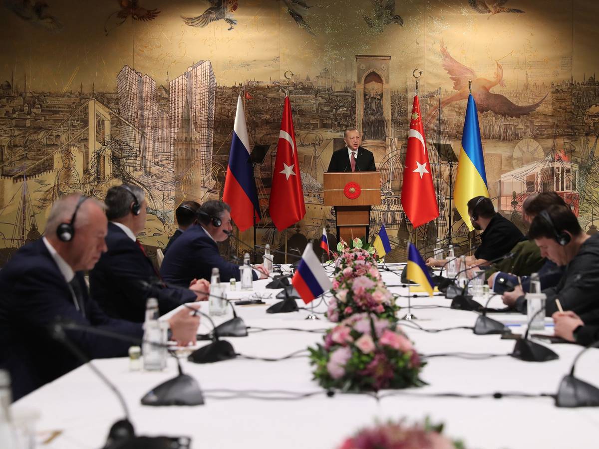 Dieses Handout-Foto, das am 29. März vom Pressedienst des türkischen Präsidenten veröffentlicht wurde, zeigt Recep Tayyip Erdoğan bei der Eröffnung der ukrainisch-russischen Gespräche in Istanbul.
