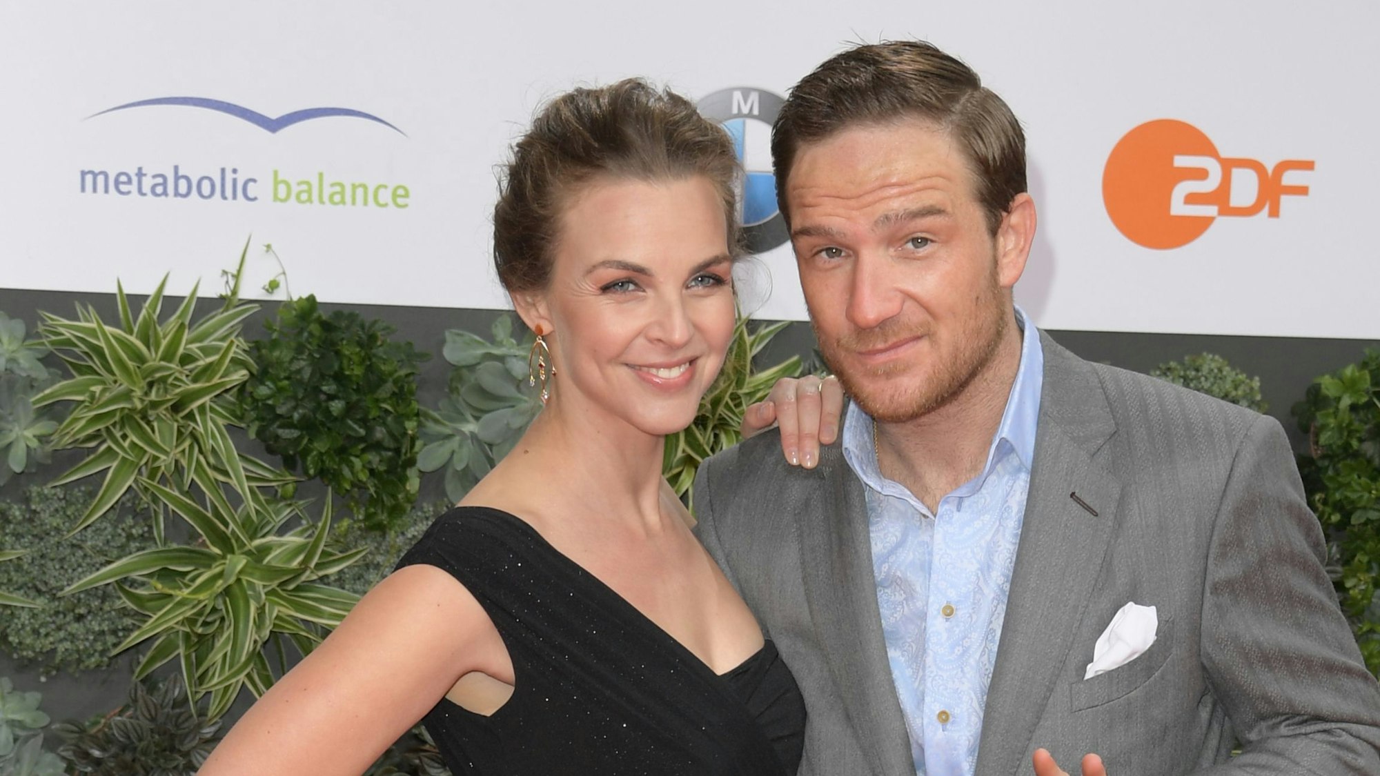 Der Schauspieler Frederick Lau kommt mit seiner Frau Annika Kipp zur Verleihung des 69. Deutschen Filmpreises "Lola".