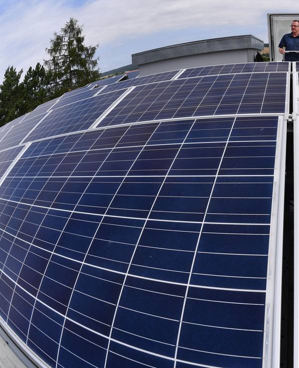 Der Leiter Technik der Wohnungsbaugenossenschaft Fortschritt, Torsten Hoecke, betrachtet am 18.07.2017 in Sondershausen (Thüringen) die Solarpanele auf dem Dach eines Mietshauses.
