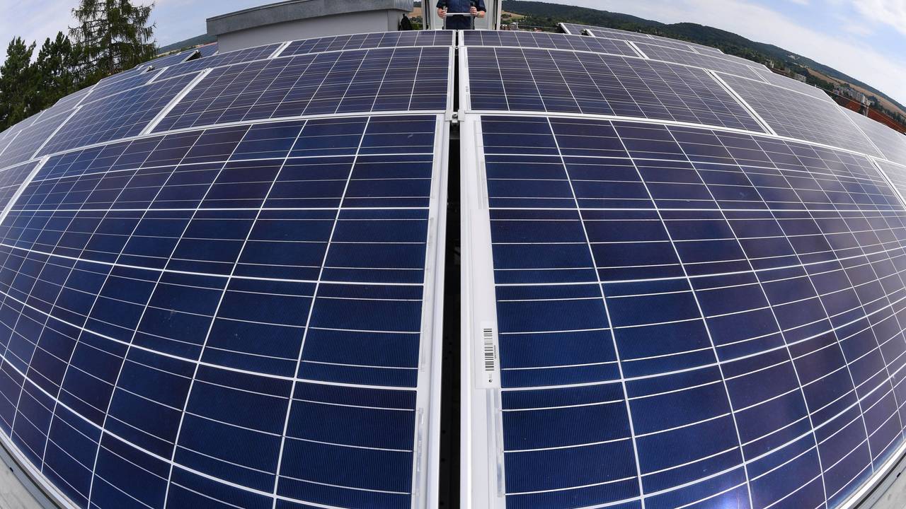 Der Leiter Technik der Wohnungsbaugenossenschaft Fortschritt, Torsten Hoecke, betrachtet am 18.07.2017 in Sondershausen (Thüringen) die Solarpanele auf dem Dach eines Mietshauses.