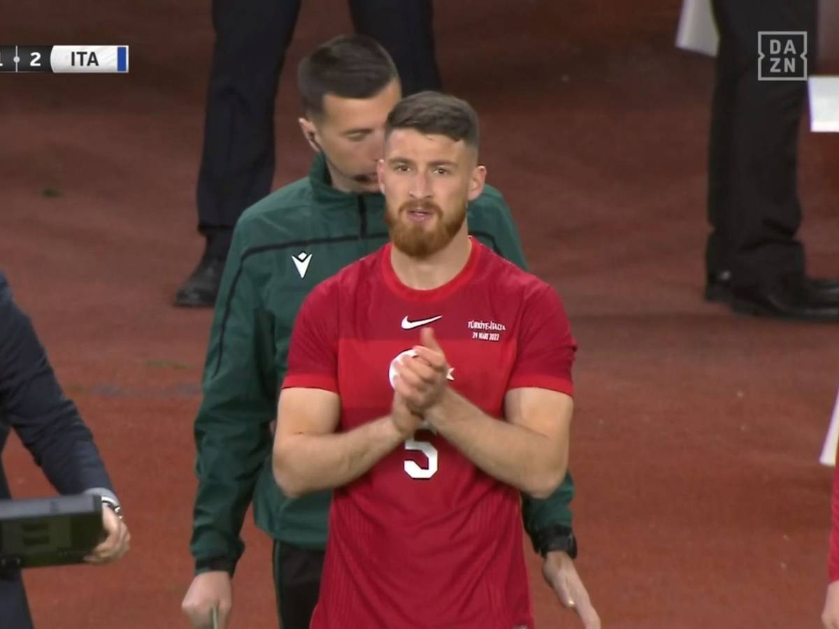 Salih Özcan vor der Einwechslung beim Länderspiel-Debüt für die Türkei gegen Italien.