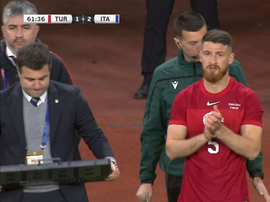 Salih Özcan vor der Einwechslung beim Länderspiel-Debüt für die Türkei gegen Italien.