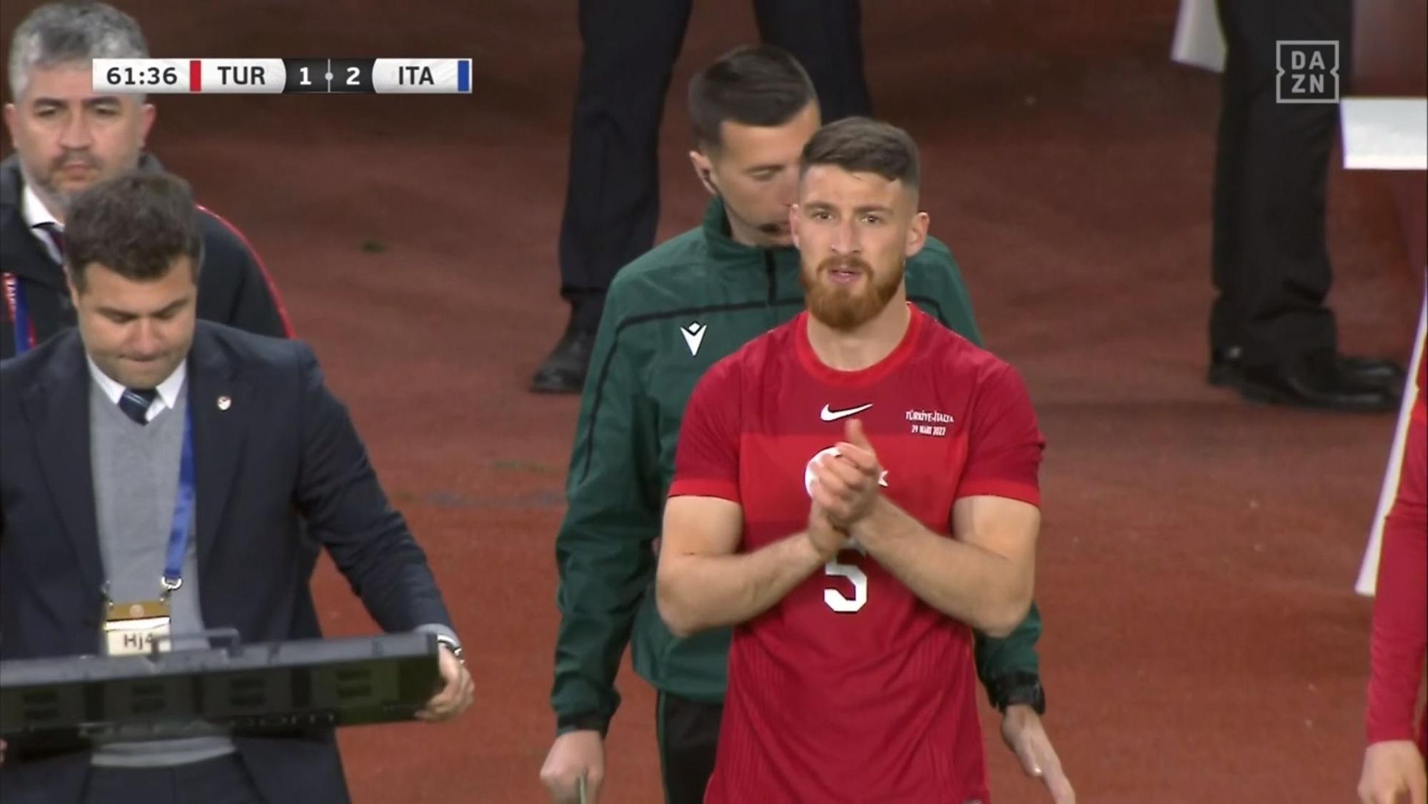 Salih Özcan vor der Einwechslung beim Länderspiel-Debüt für die Türkei gegen Italien.