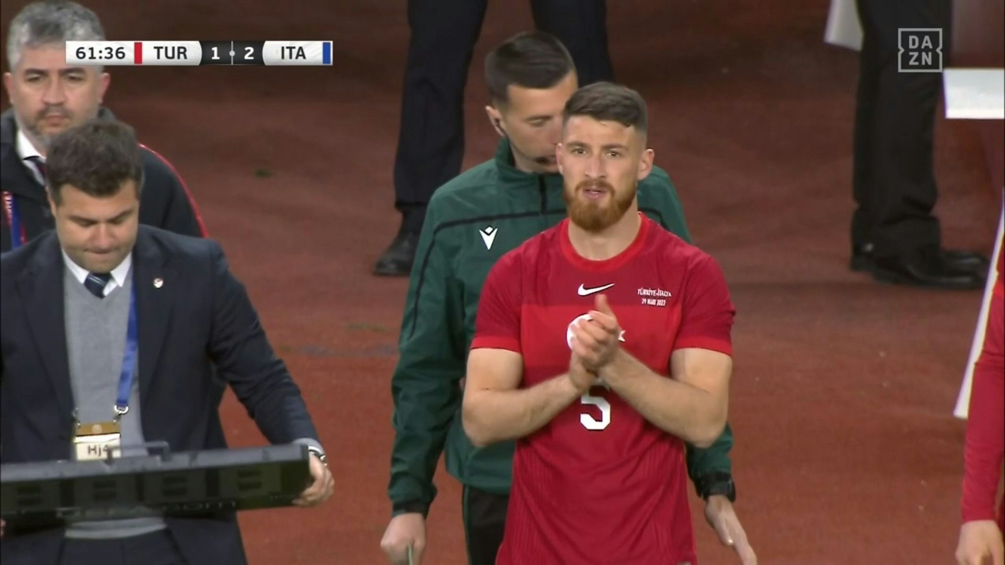 Salih Özcan vor der Einwechslung beim Länderspiel-Debüt für die Türkei gegen Italien.