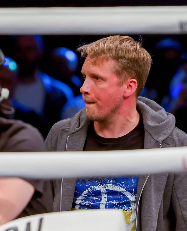 Oliver Pocher nach der Ohrfeige von Fat Comedy beim Boxkampf von Felix Sturm am 26. März 2022
