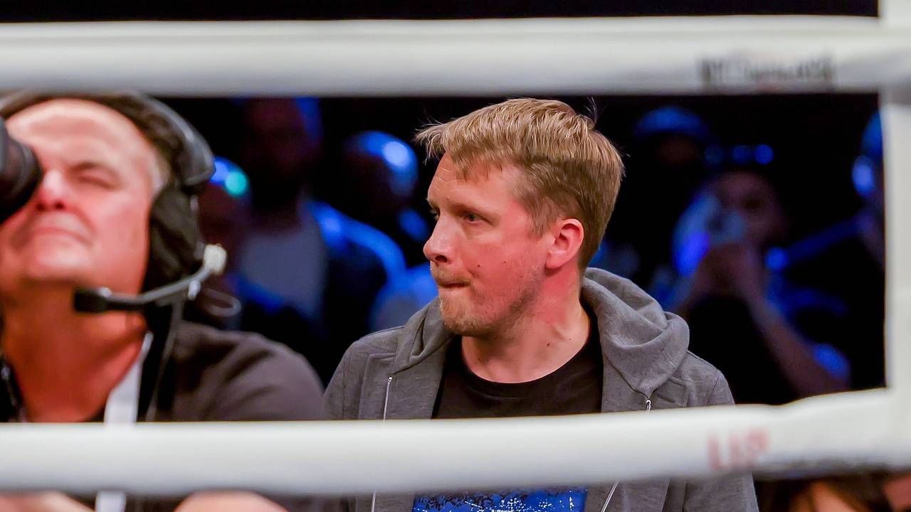 Oliver Pocher nach der Ohrfeige von Fat Comedy beim Boxkampf von Felix Sturm am 26. März 2022