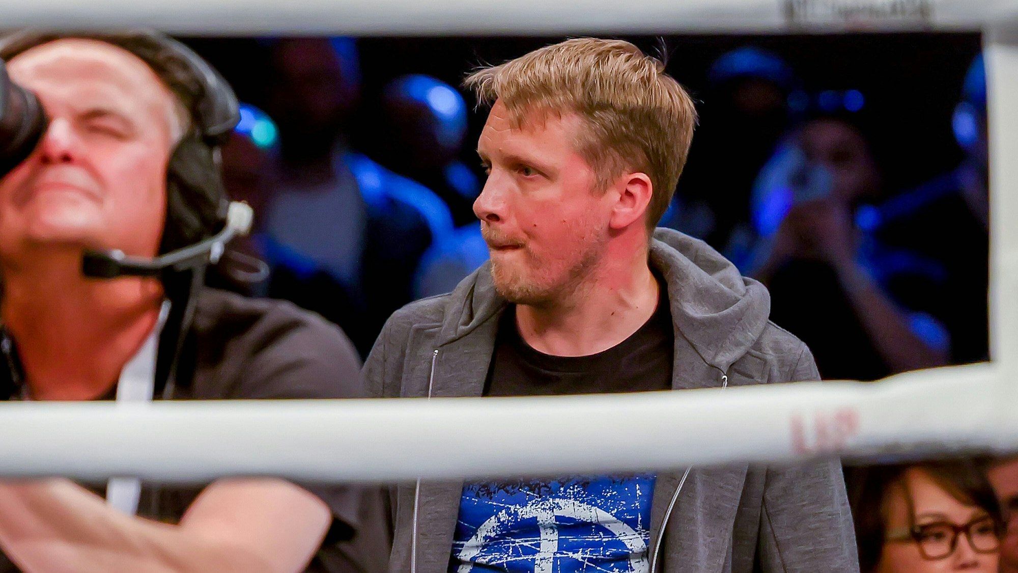 Oliver Pocher nach der Ohrfeige von Fat Comedy beim Boxkampf von Felix Sturm am 26. März 2022
