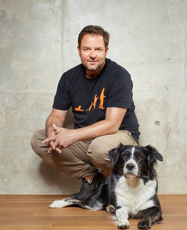 Martin Rütter mit einem Hund vor einer Wand. Foto von der Presseagentur zur Verfügung gestellt.