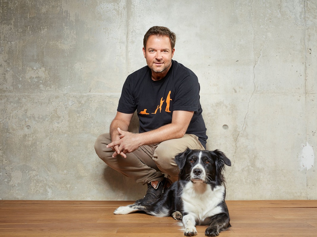 Martin Rütter mit einem Hund vor einer Wand. Foto von der Presseagentur zur Verfügung gestellt.