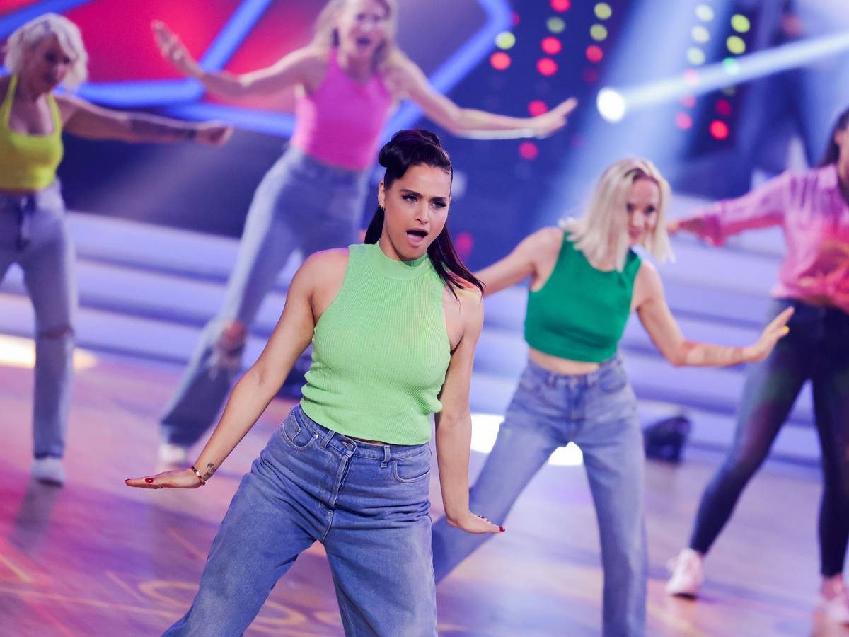 Amira Pocher (vorne), Moderatorin, tanzt in der RTL-Tanzshow "Let's Dance" im Coloneum beim Girls vs Boys Spezial.