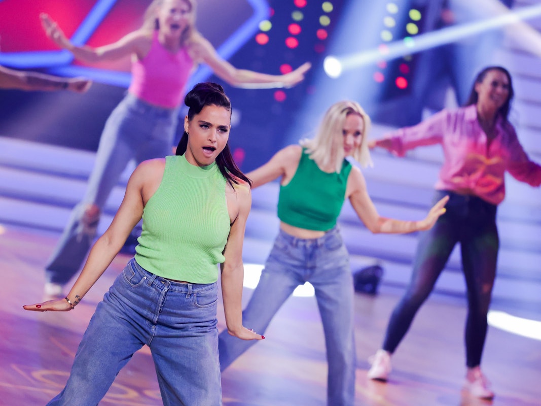 Amira Pocher (vorne), Moderatorin, tanzt in der RTL-Tanzshow "Let's Dance" im Coloneum beim Girls vs Boys Spezial.