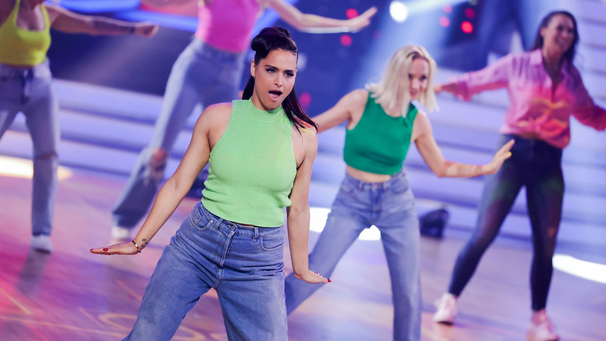 Amira Pocher (vorne), Moderatorin, tanzt in der RTL-Tanzshow "Let's Dance" im Coloneum beim Girls vs Boys Spezial.