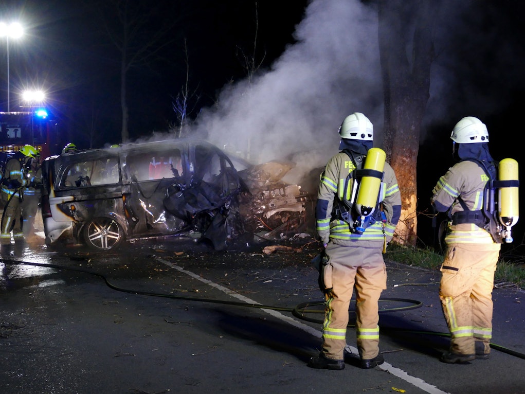 Die Feuerwehr steht vor dem Wrack eines ausgebrannten Autos, in dem zwei Menschen ums Leben gekommen sind.