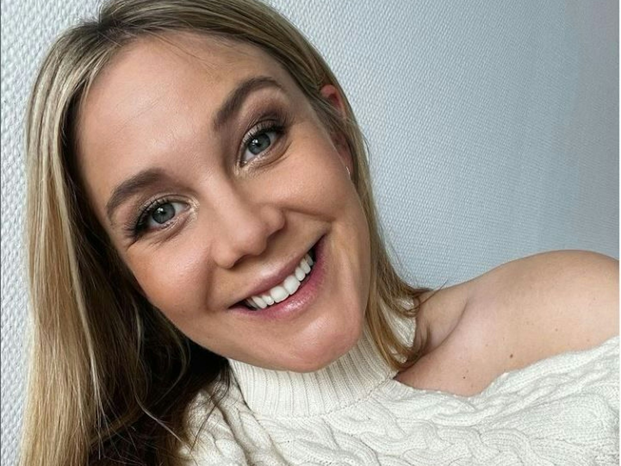 Alina Merkau, hier auf einem Instagram-Selfie im Mai 2021, meldete sich bei ihren Fans mit einer emotionalen Nachricht.