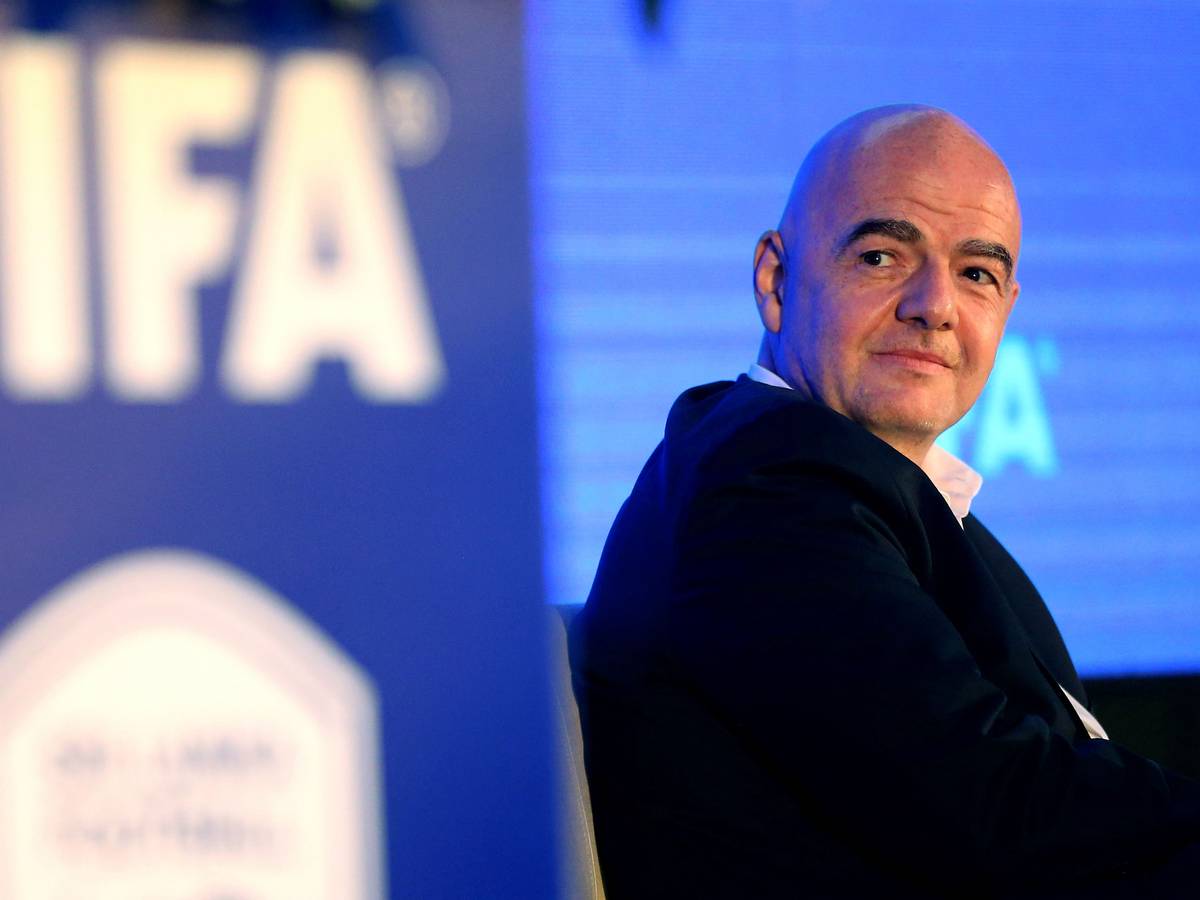 Gianni Infantino vor dem FIFA-Logo.