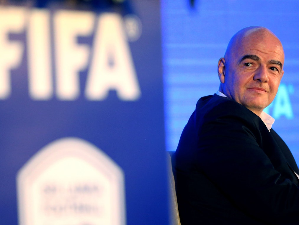 Gianni Infantino vor dem FIFA-Logo.