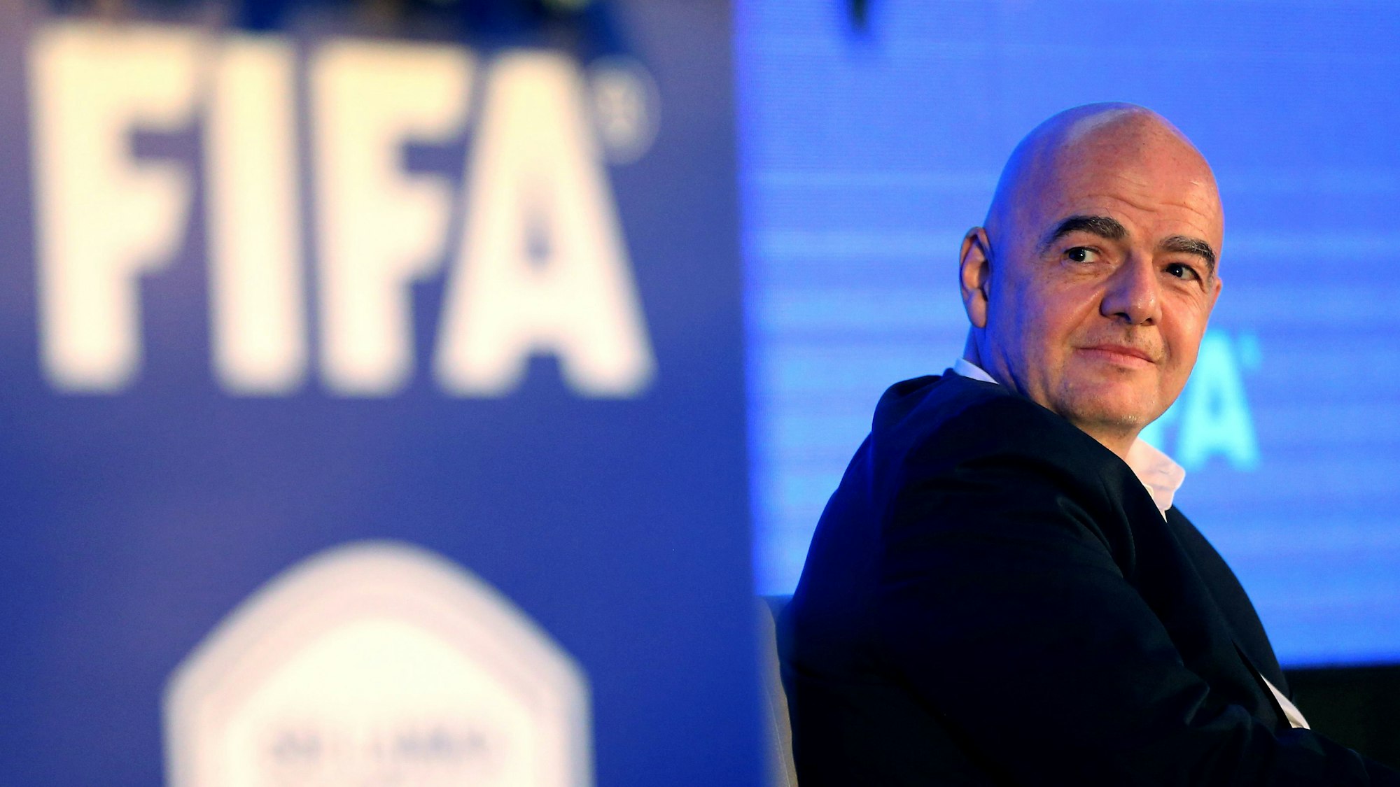 Gianni Infantino vor dem FIFA-Logo.