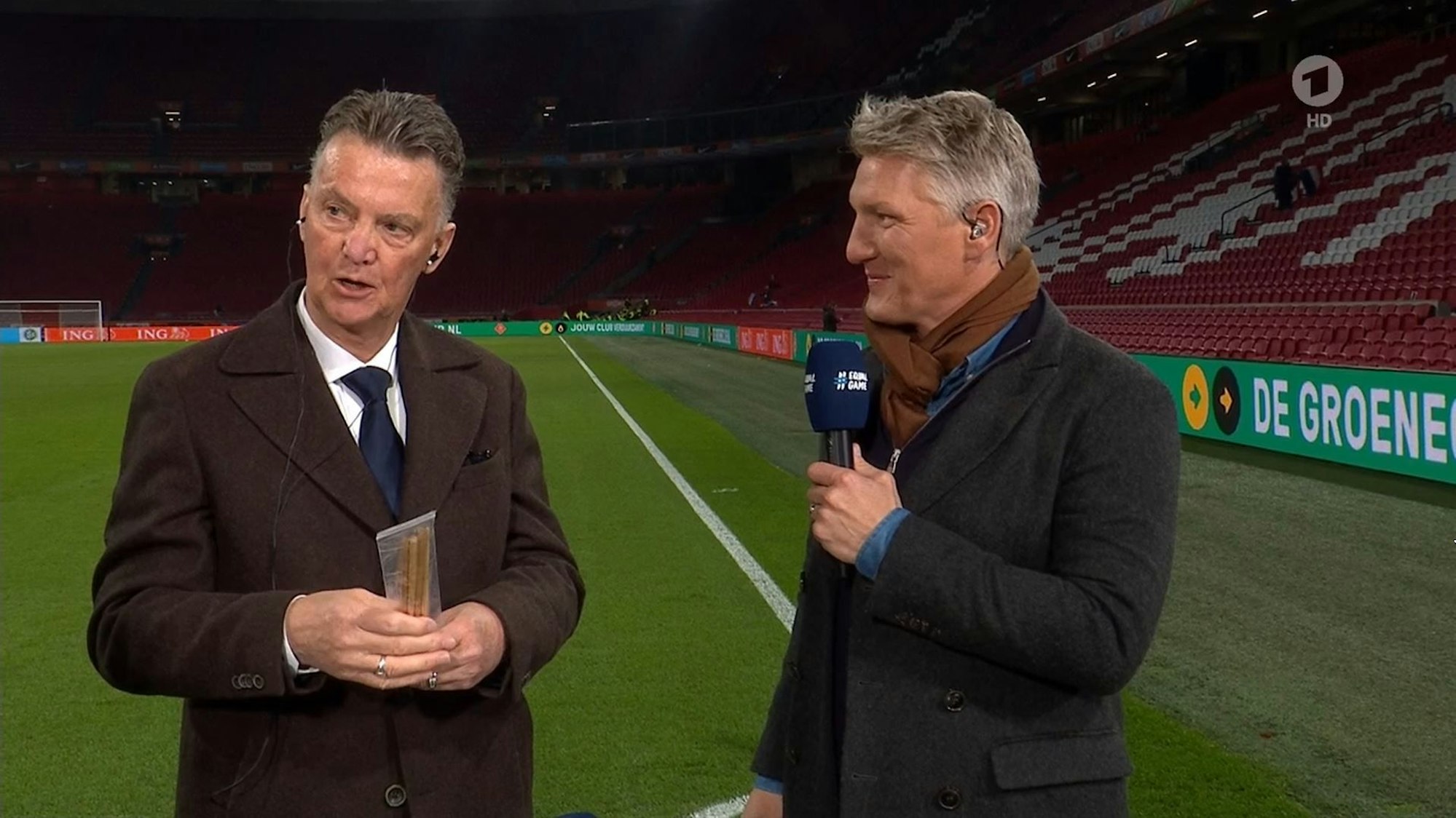 Louis van Gaal freut sich im ARD-Interview über ein Souvenir von Bastian Schweinsteiger.