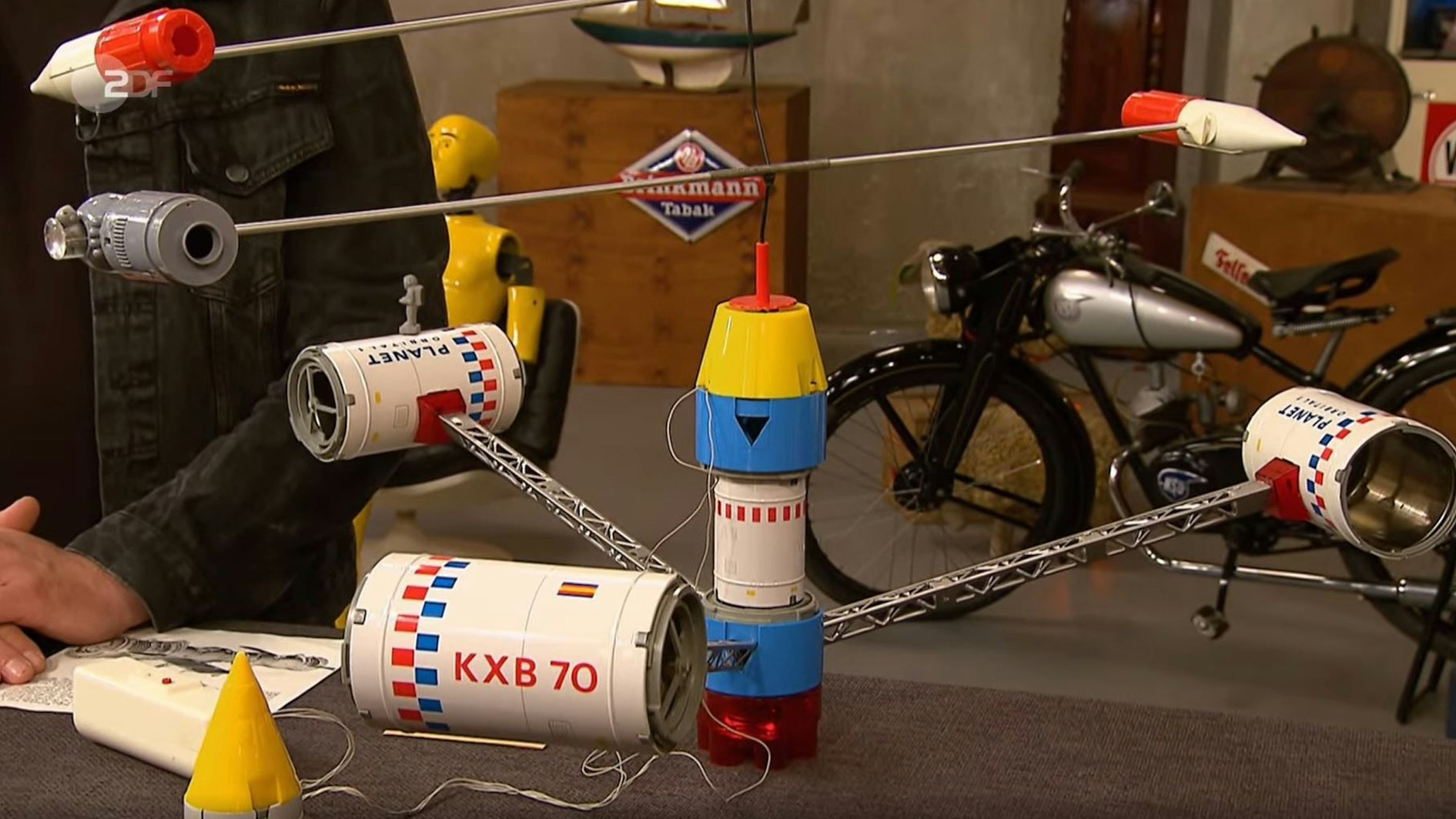 Zu sehen ist eine Raumstation in der „Bares für Rares“-Folge vom Dienstag.