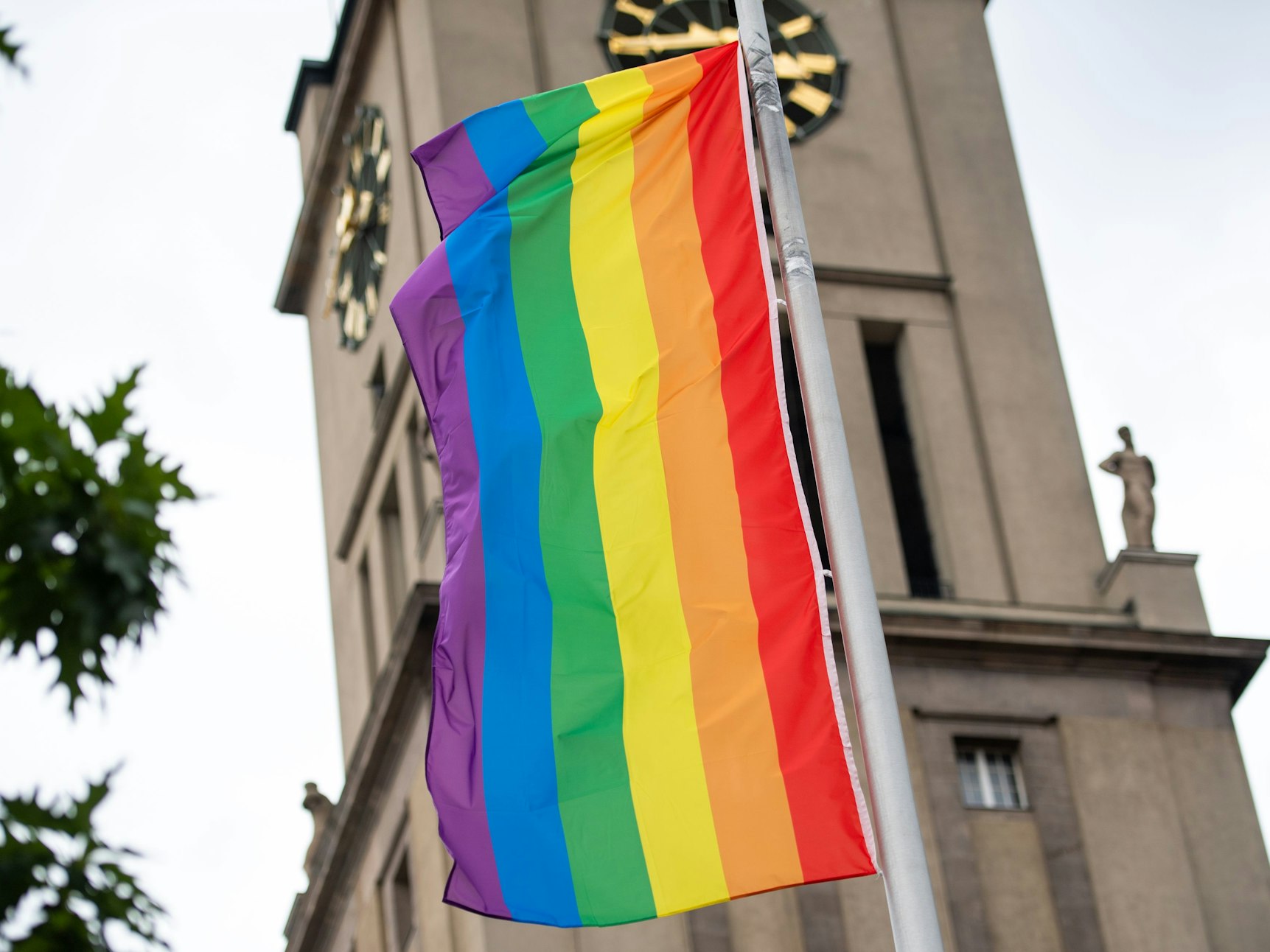 Vor dem Rathaus Schöneberg weht eine Regenbogenflagge.