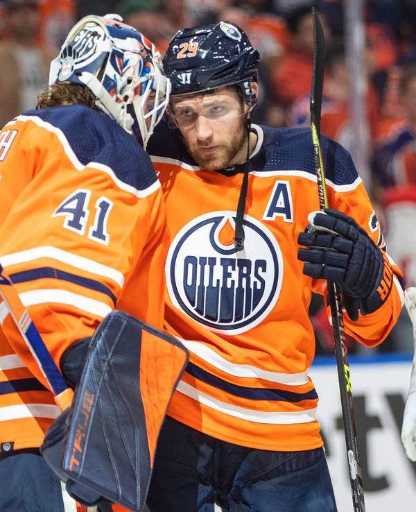 Leon Draisaitl (rechts) und Mike Smith umarmen sich.