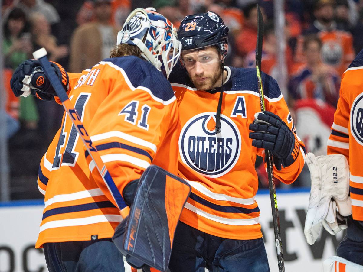Leon Draisaitl (rechts) und Mike Smith umarmen sich.