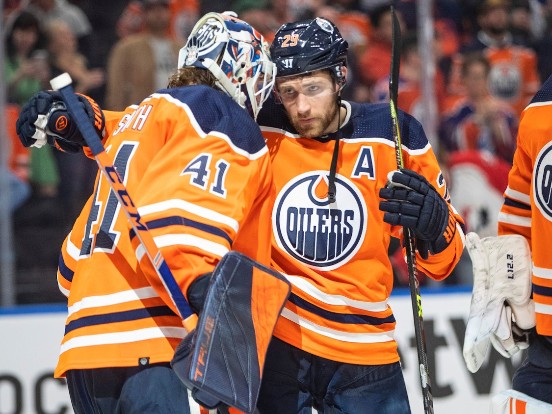 Leon Draisaitl (rechts) und Mike Smith umarmen sich.