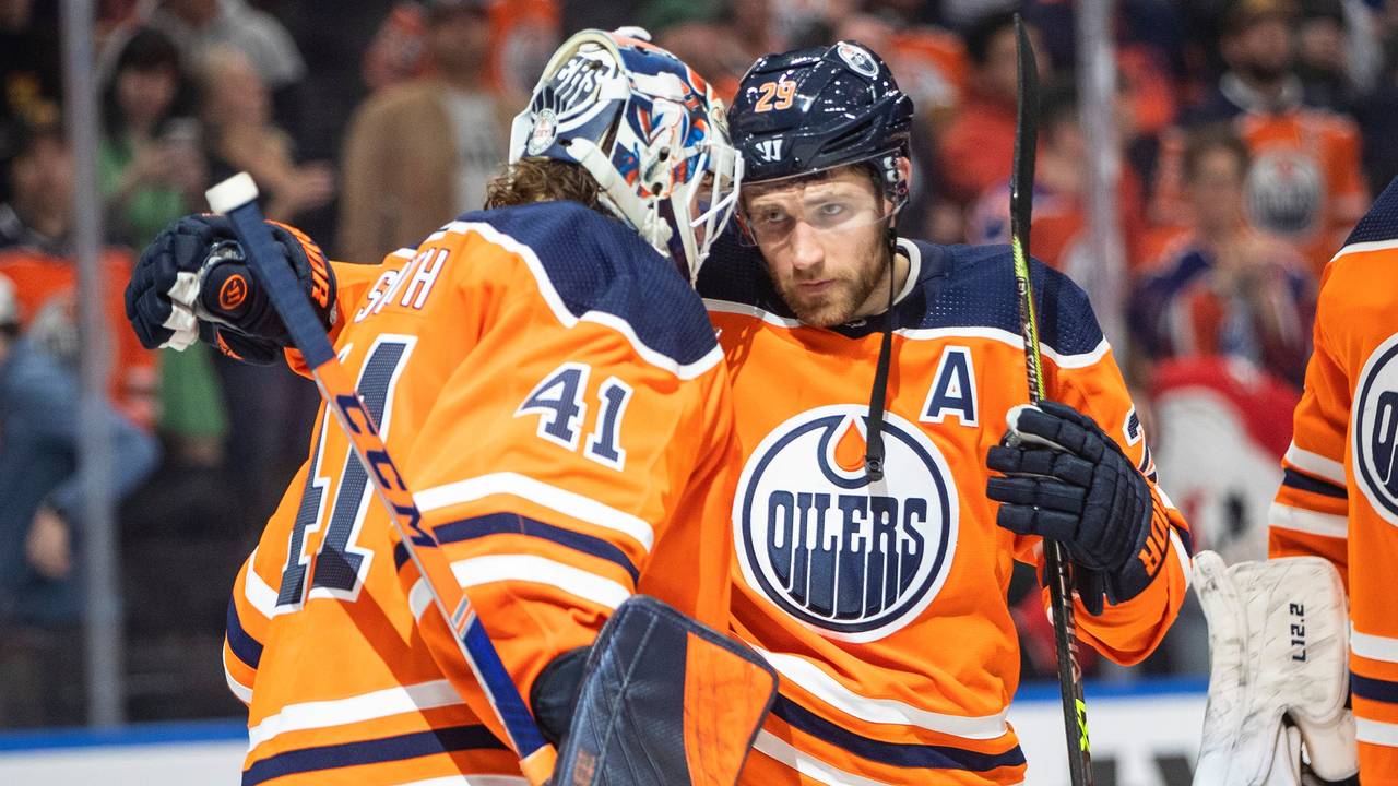Leon Draisaitl (rechts) und Mike Smith umarmen sich.