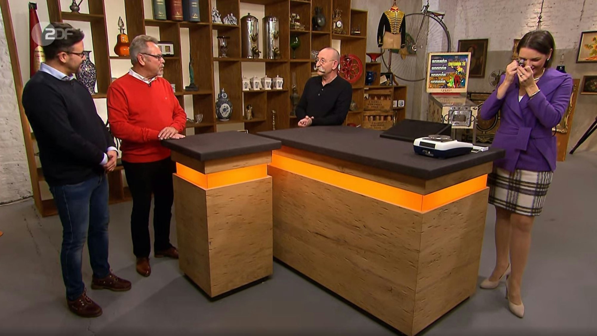 Zu sehen sind Bernd Röhm, Walter Salentin, Horst Lichter und Wendela Horz in der „Bares für Rares“-Folge vom Mittwoch.