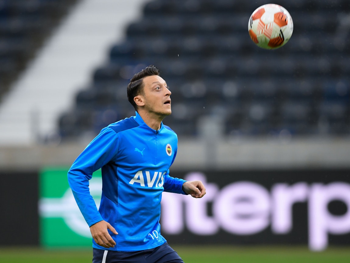 Mesut Özil nimmt am Abschlusstraining von Fenerbahce Istanbul im Stadion teil.