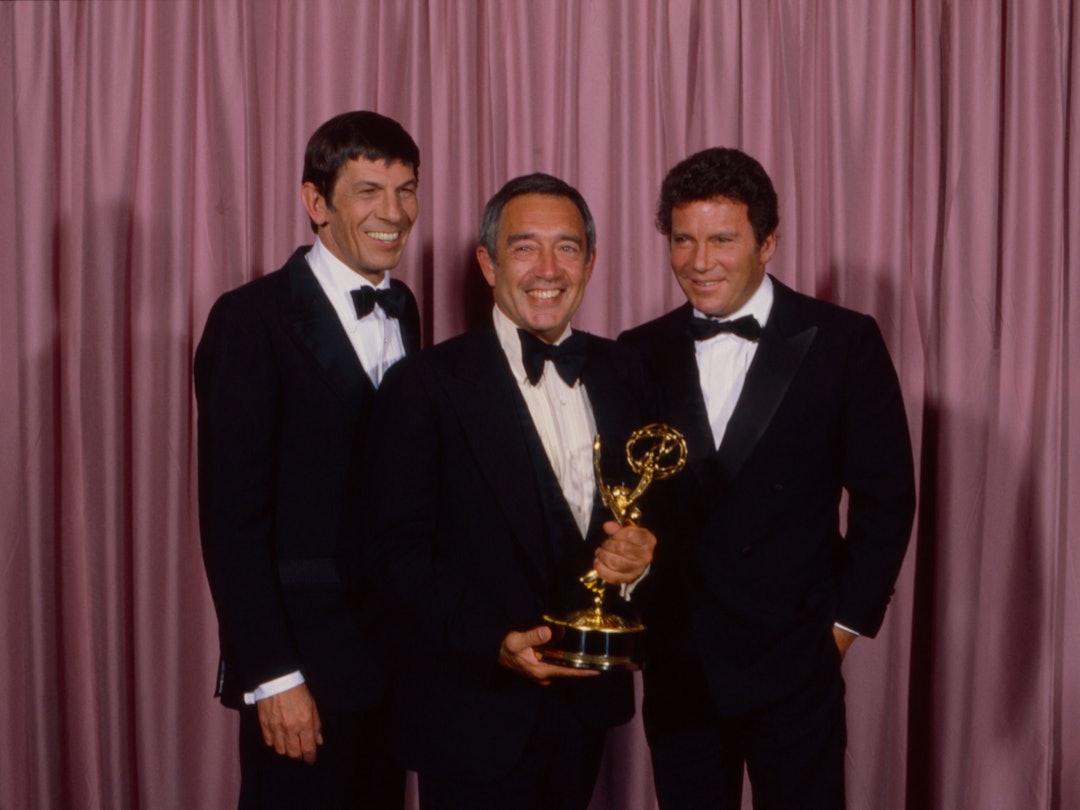 1982 posierte Marvin J. Chomsky (Mitte) mit dem Emmy und den zwei „Star Trek“-Stars Leonard Nimoy (links) und William Shatner.