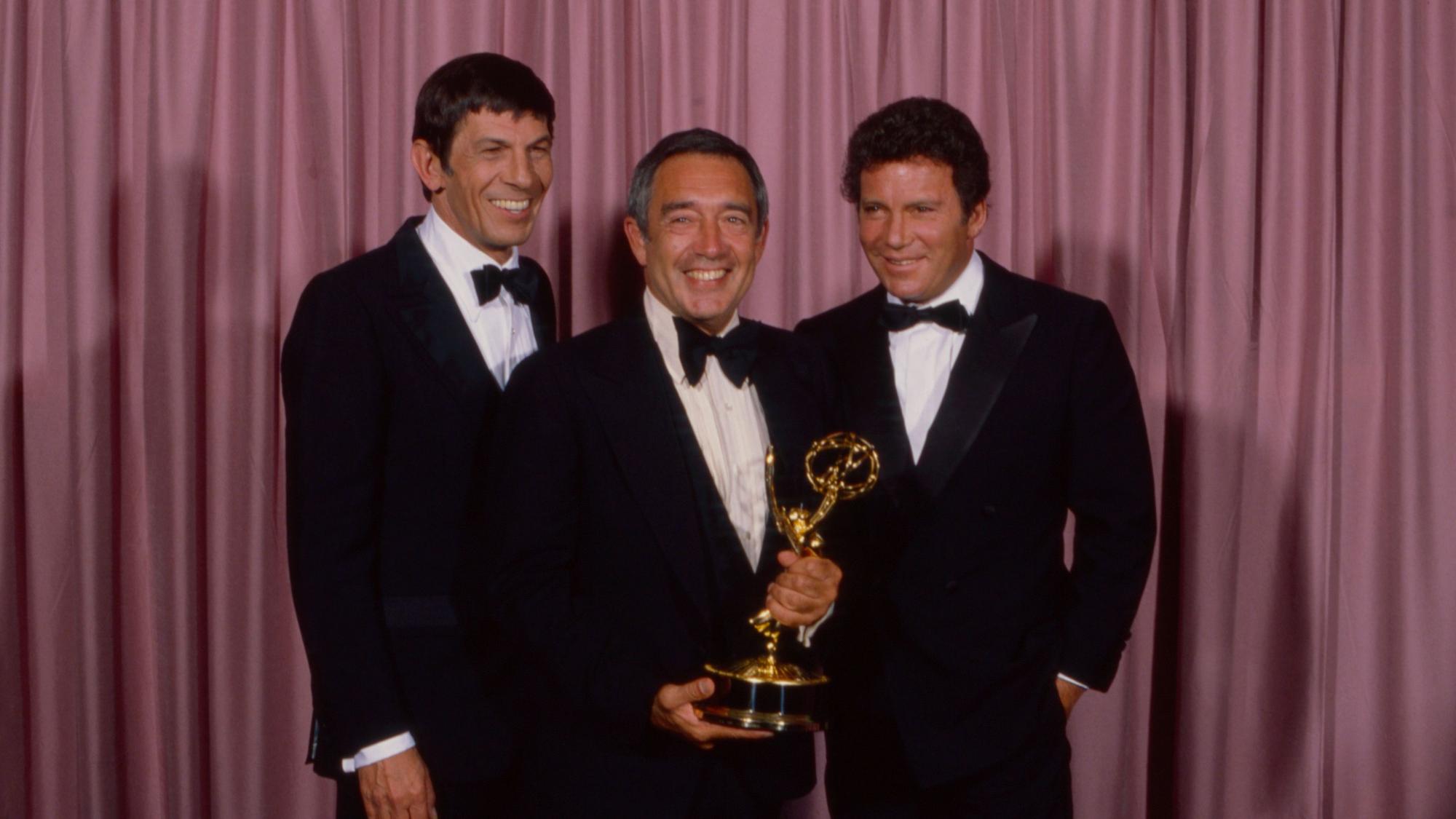 1982 posierte Marvin J. Chomsky (Mitte) mit dem Emmy und den zwei „Star Trek“-Stars Leonard Nimoy (links) und William Shatner.