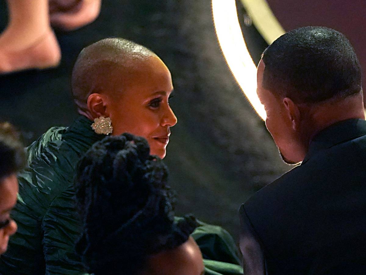 Jada Pinkett Smith und Will Smith unterhalten sich bei der 94. Verleihung der Academy Awards in Hollywood.