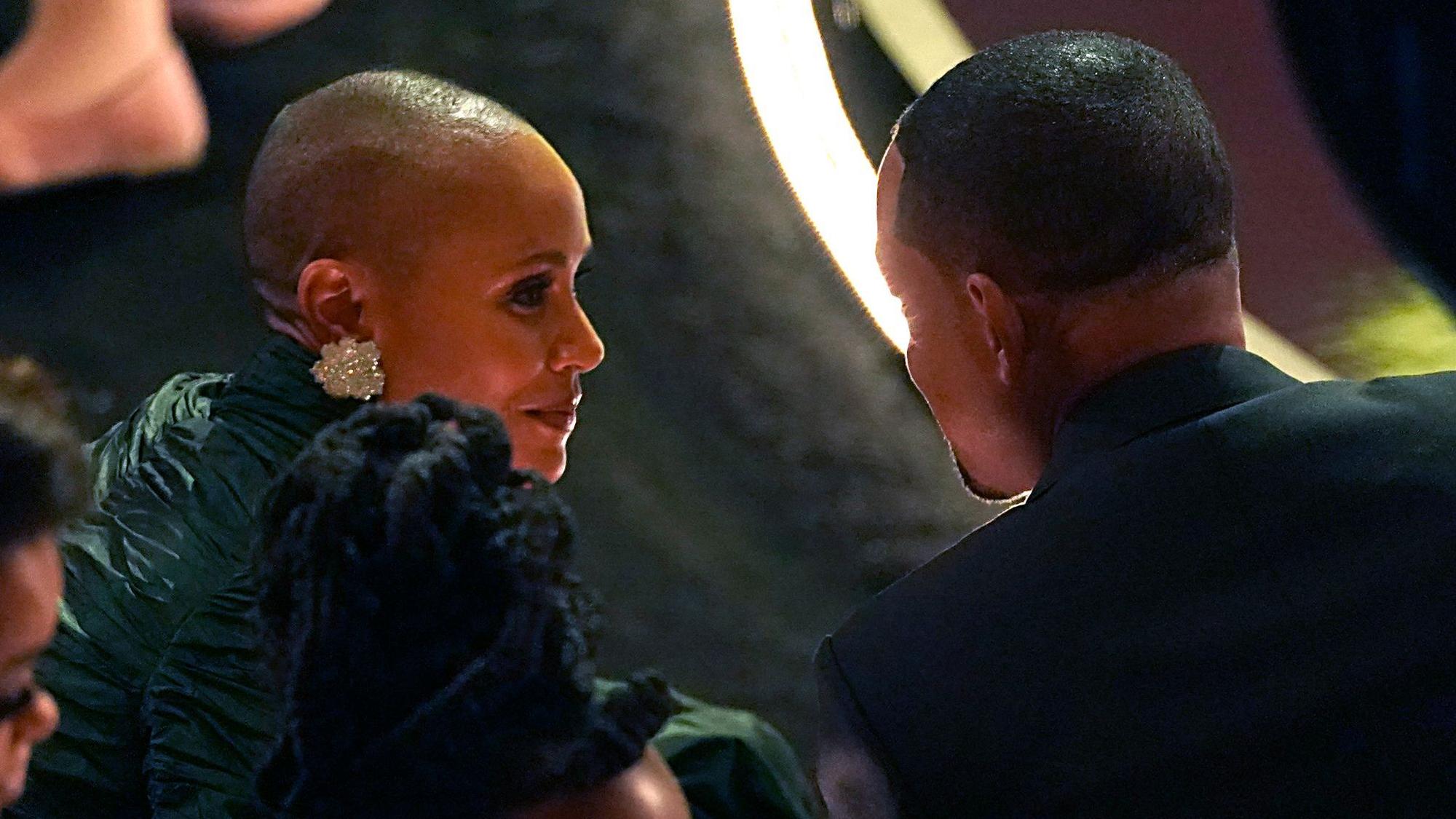 Jada Pinkett Smith und Will Smith unterhalten sich bei der 94. Verleihung der Academy Awards in Hollywood.