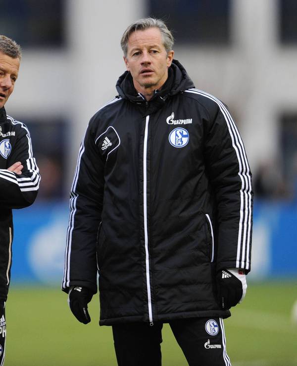 Jens Keller und Peter Hermann beobachten das Training des FC Schalke 04