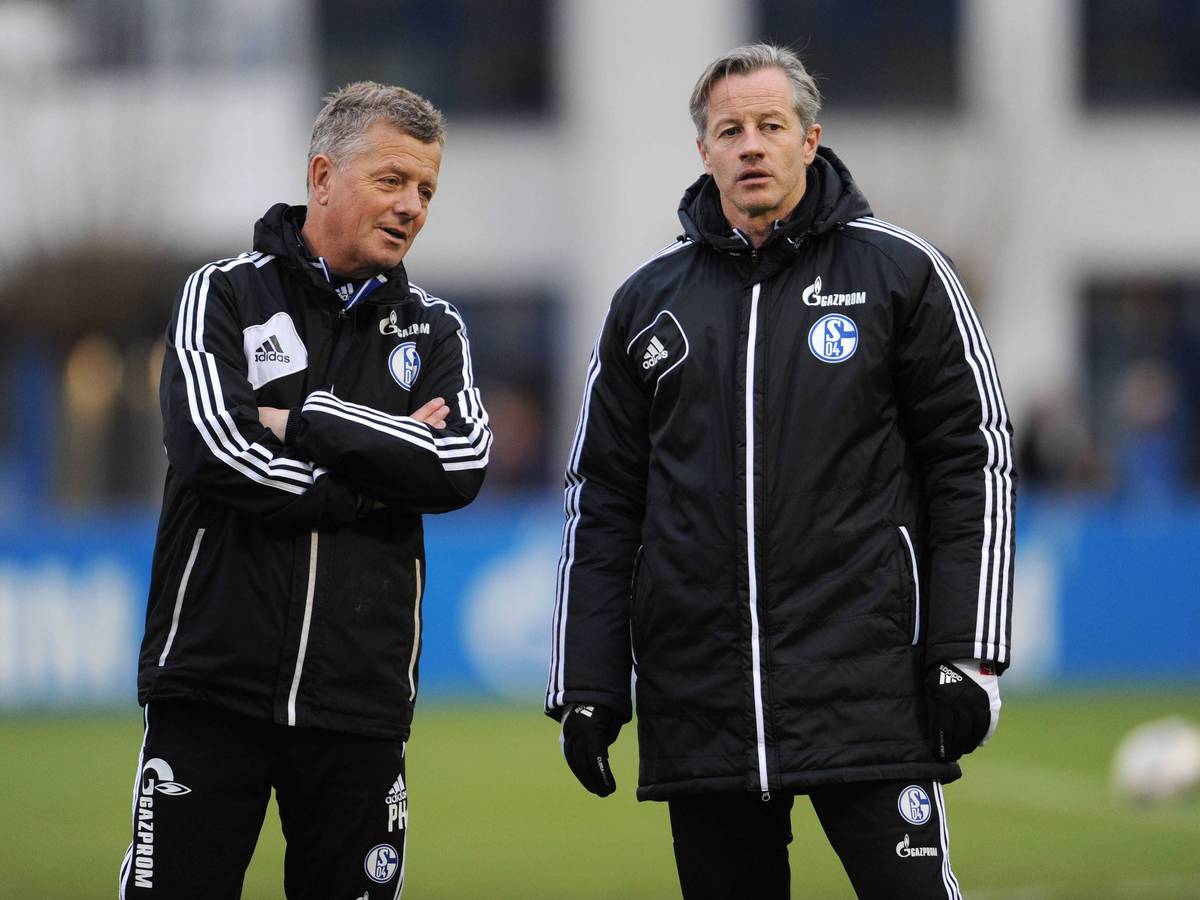 Jens Keller und Peter Hermann beobachten das Training des FC Schalke 04