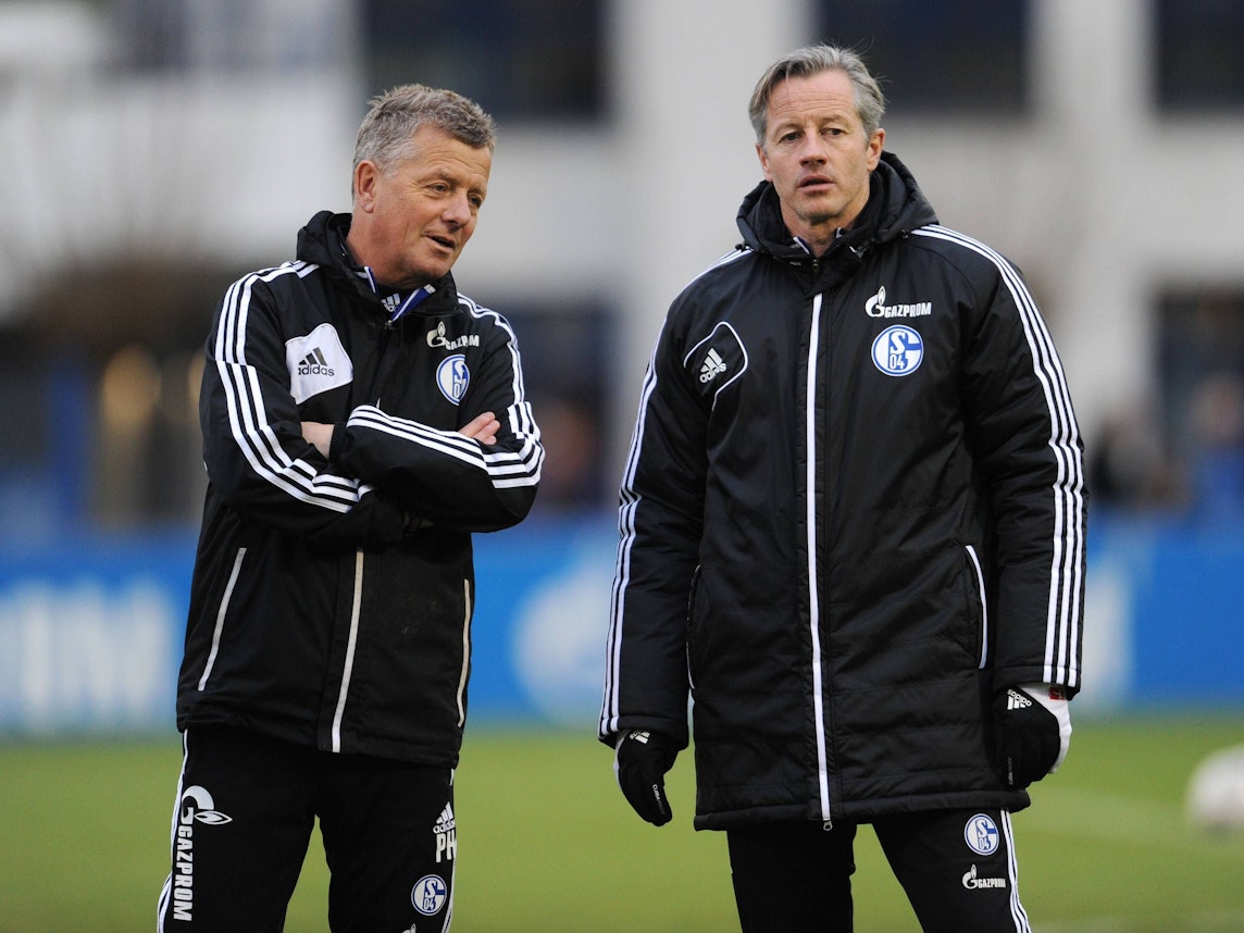Jens Keller und Peter Hermann beobachten das Training des FC Schalke 04
