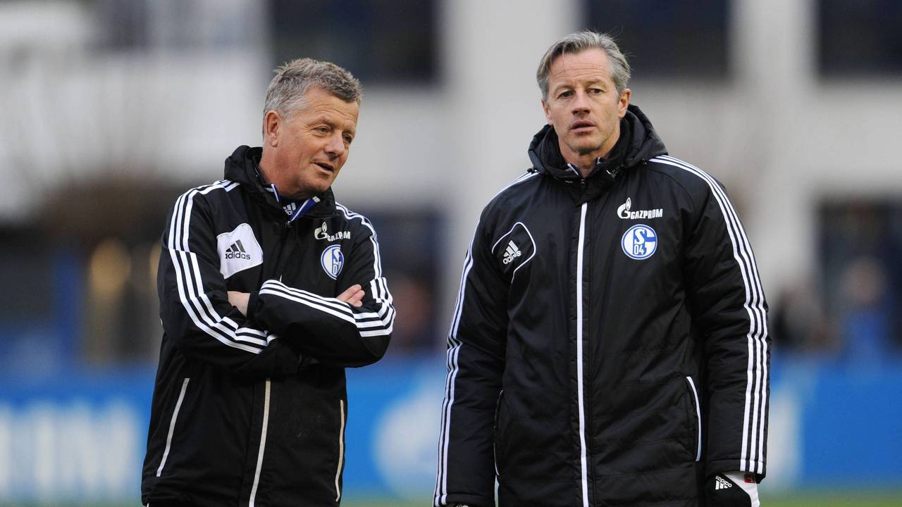 Jens Keller und Peter Hermann beobachten das Training des FC Schalke 04