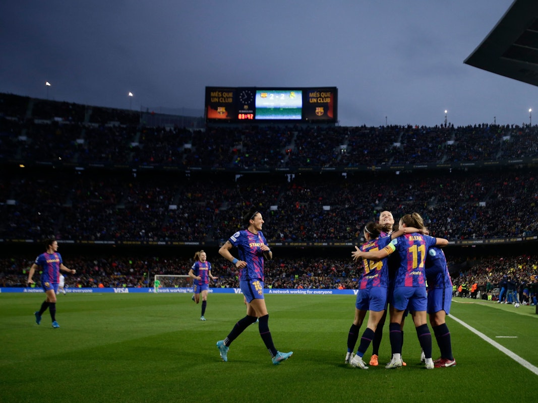 Die Spielerinnen des FC Barcelona bejubeln vor Rekord-Kulisse ein Tor im Viertelfinale der Champions League gegen Real Madrid.